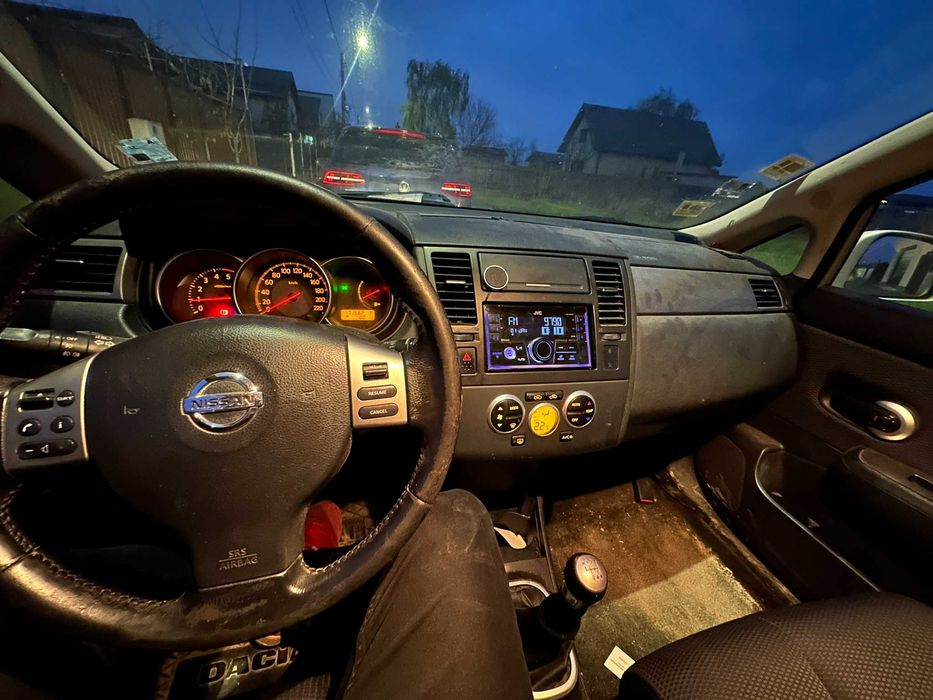 Nissan Tiida - Aproape de pomana