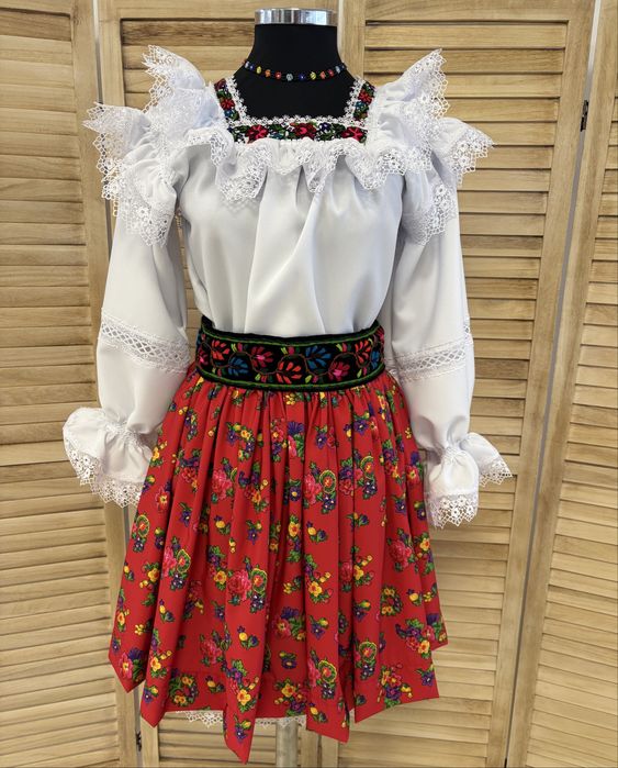 Costum traditional/popular pentru femei de Maramures autentic, complet
