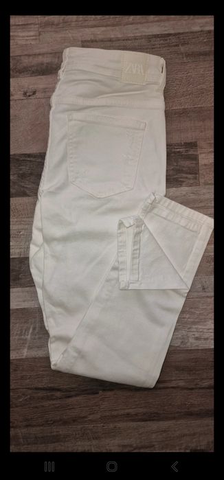 Blugi albi zara .
