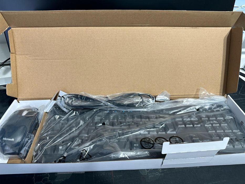 Pret final Kit tastatura + mouse Microsoft 600 
Cu cablu USB