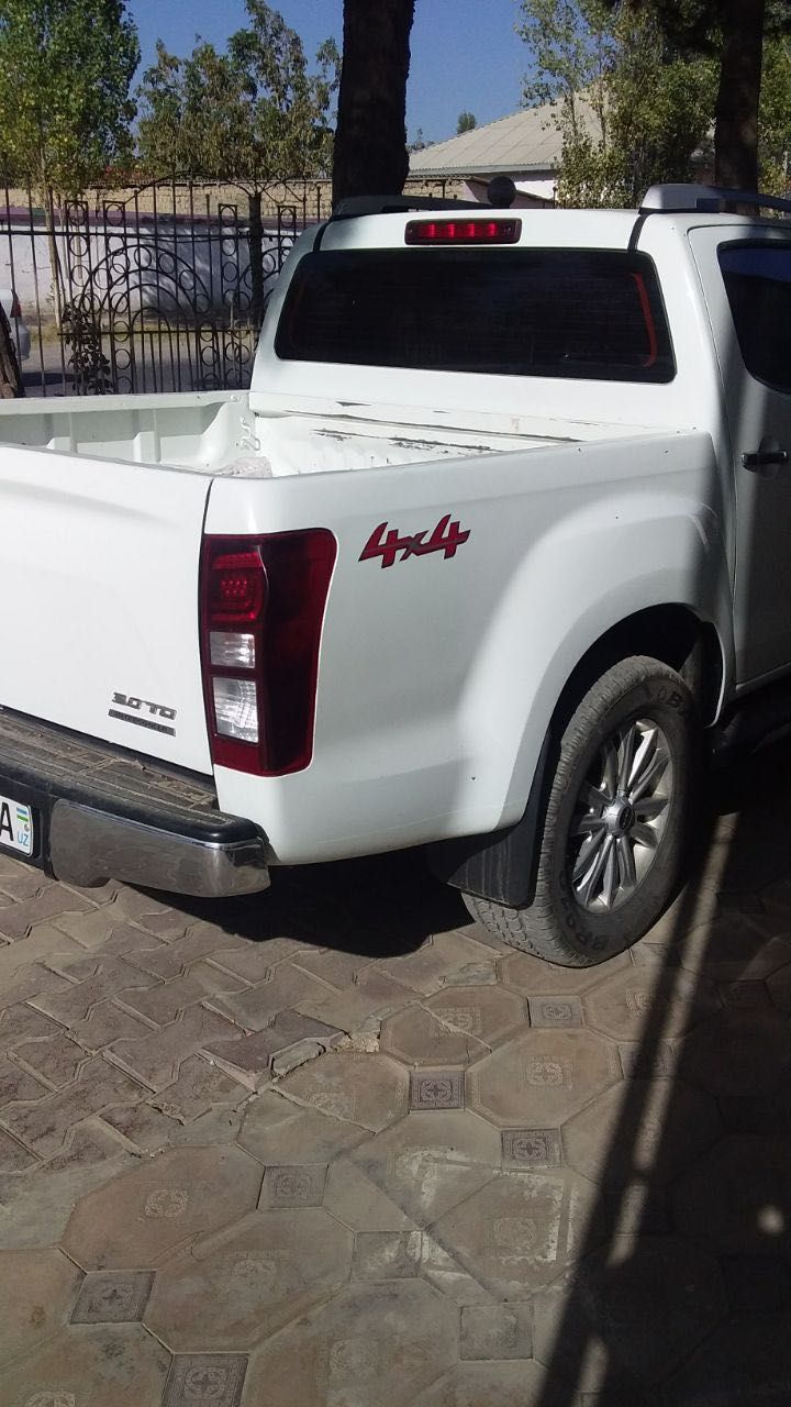 Isuzu pickup, Gelände,