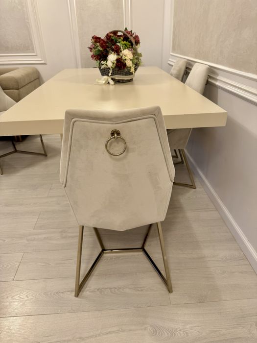 Masa dining cu scaune