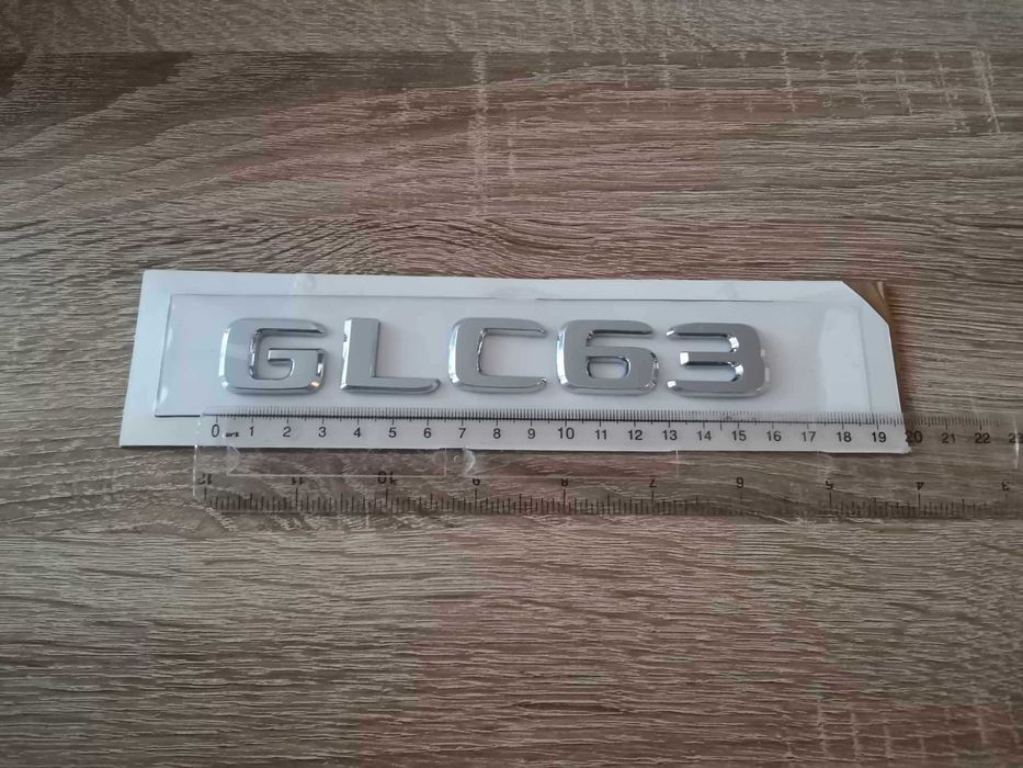 сребрист надпис Mercedes Benz GLC 63