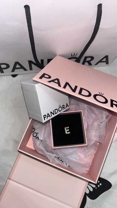 charm pandora litera E