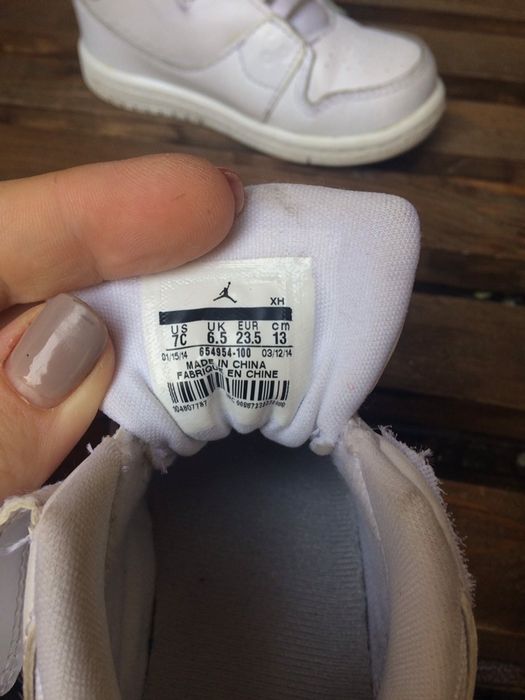 Vând adidasi Jordan pt. copii piele