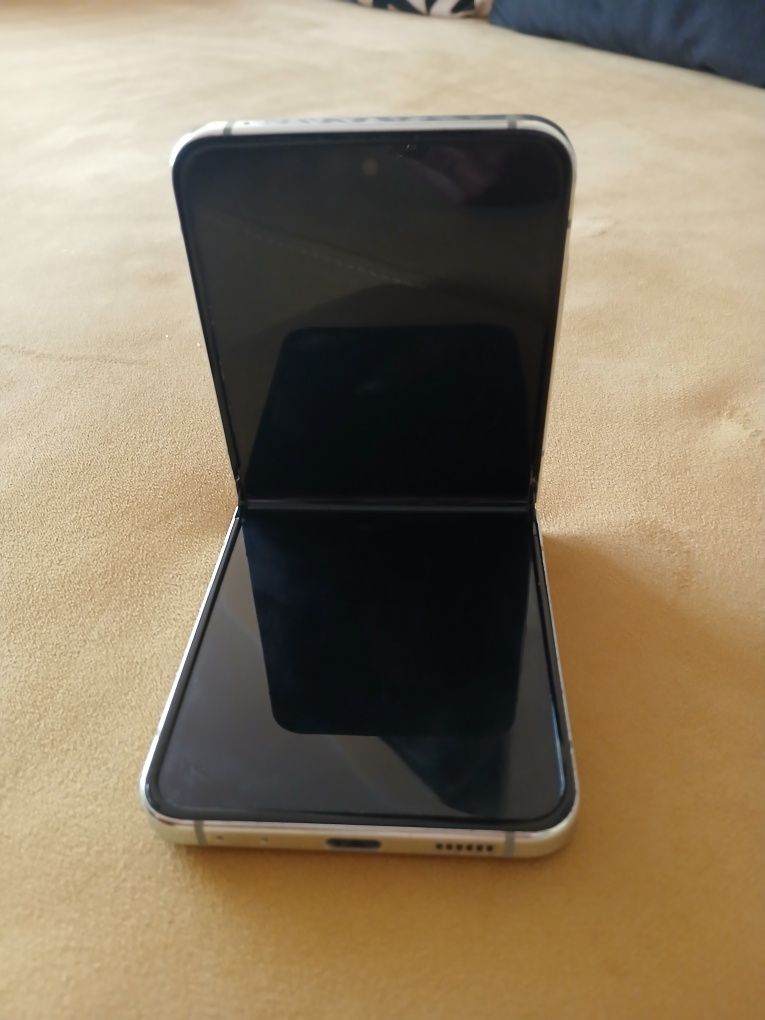 Samsung Z Flip 5 SM - F731B