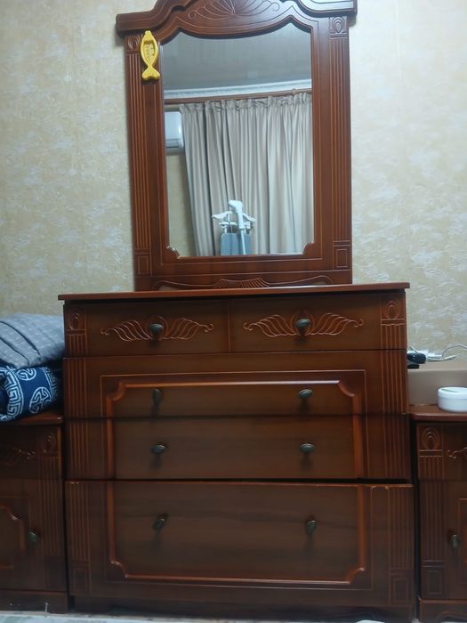 Продам комод с зеркалом.