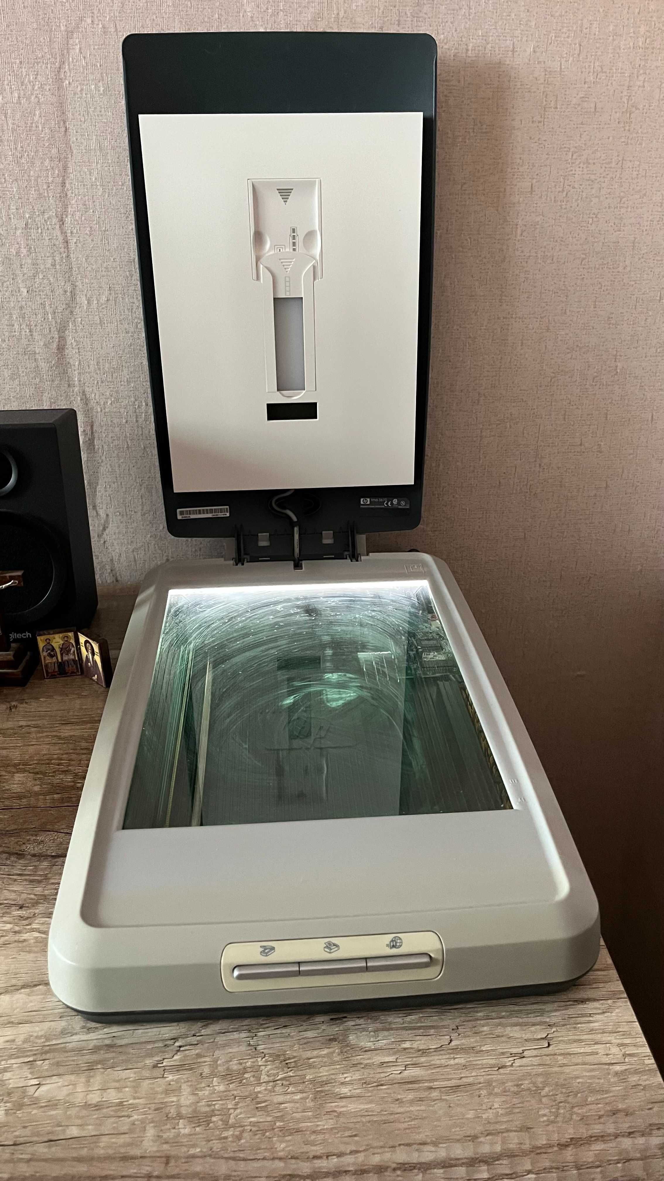 Продавам плосък скенер HP Scanjet 3670