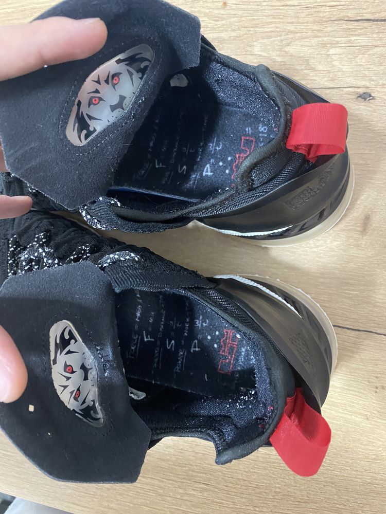 Nike lebron 18 Bred