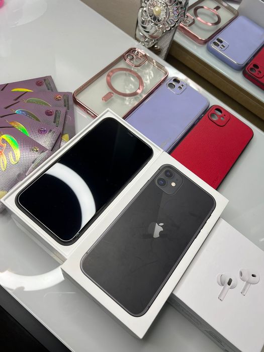Iphone 11 , 128 GB + 2 протектора ,3 калъфа и слушалки