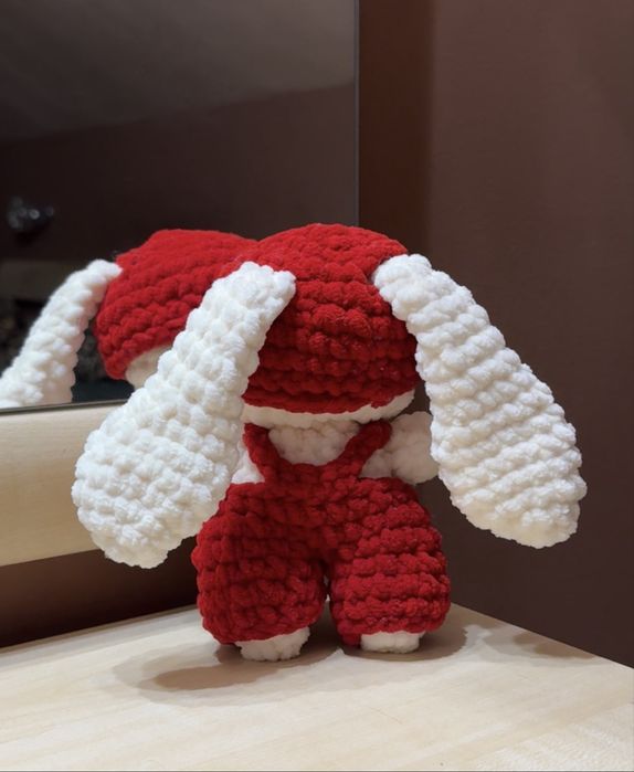 Ръчно плетено зайче с червен гащеризон и шапка