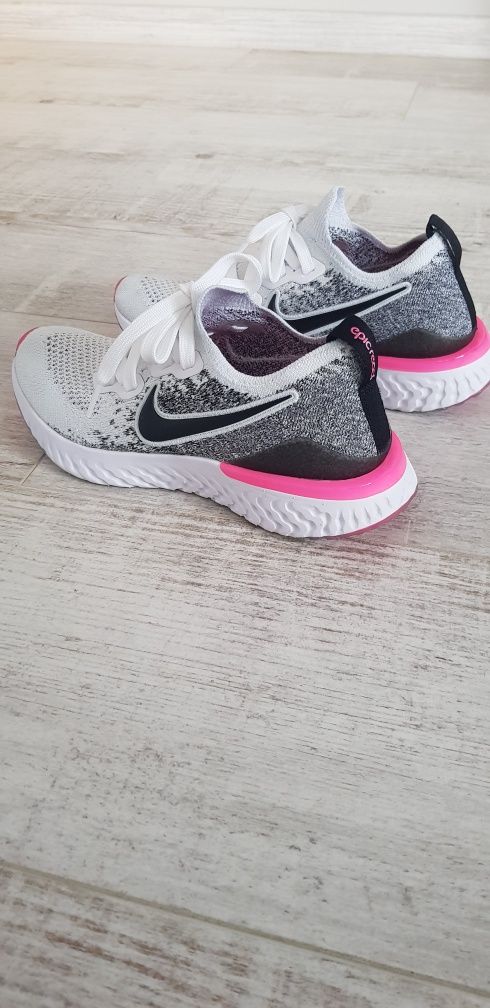 Nike Epic React Flyknit 2