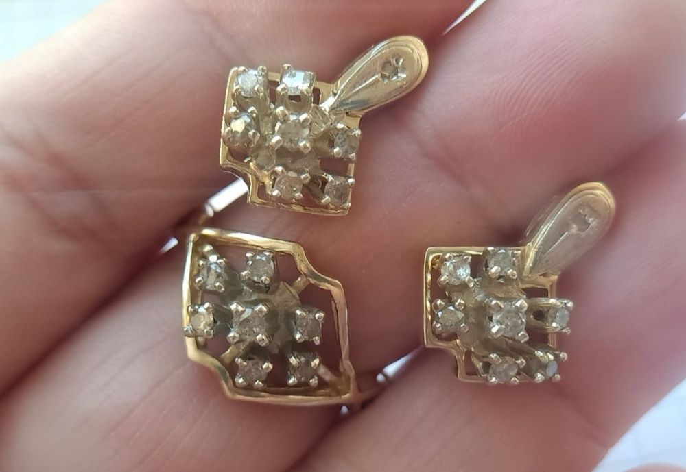 Продам Советский бриллиантовый комплект