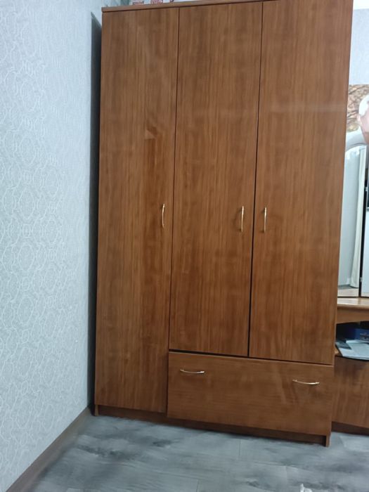 Лакированный шкаф