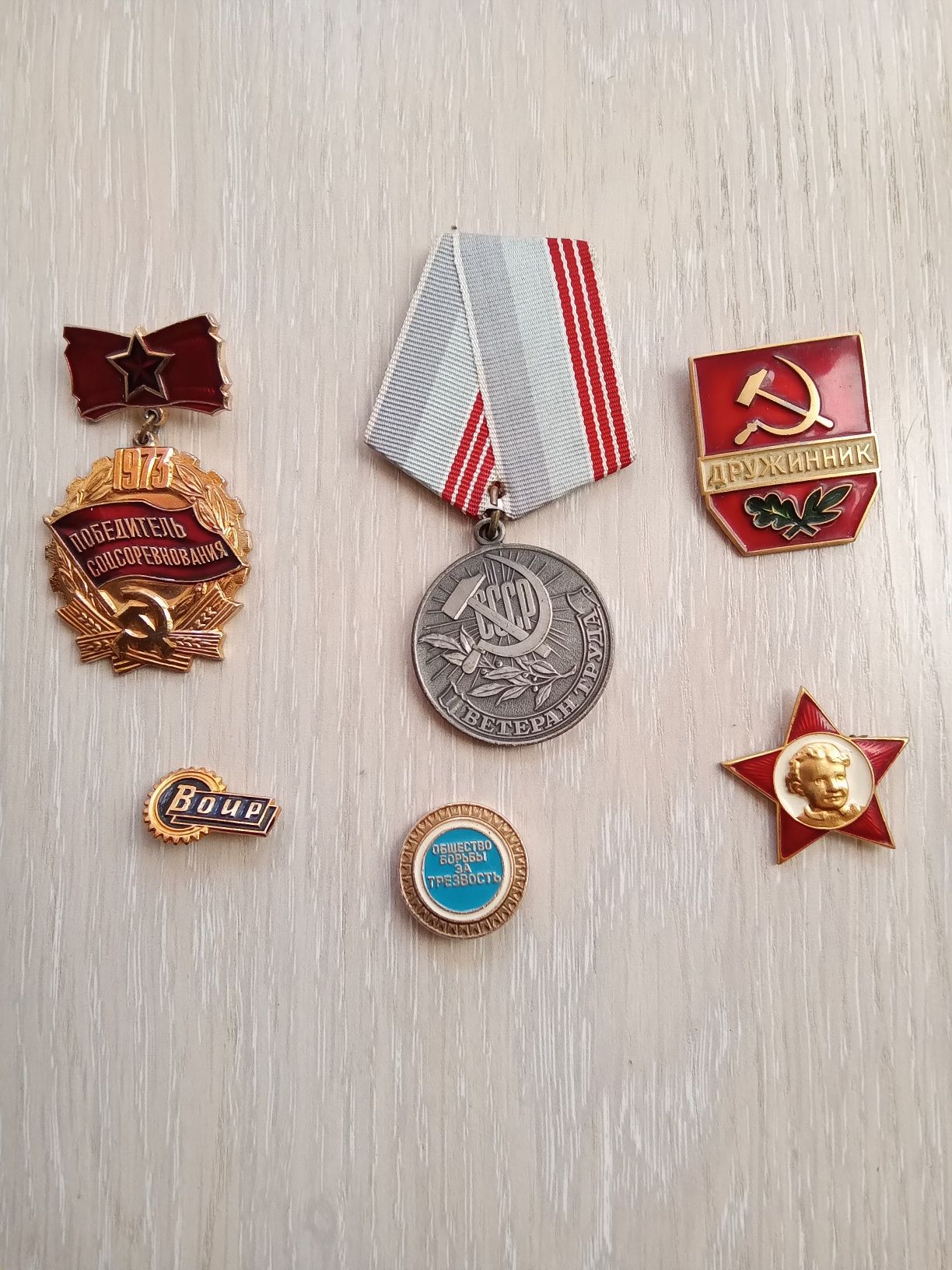 Медальоны фото Петродворца в Ленингаде, значки коллекционные. СССР