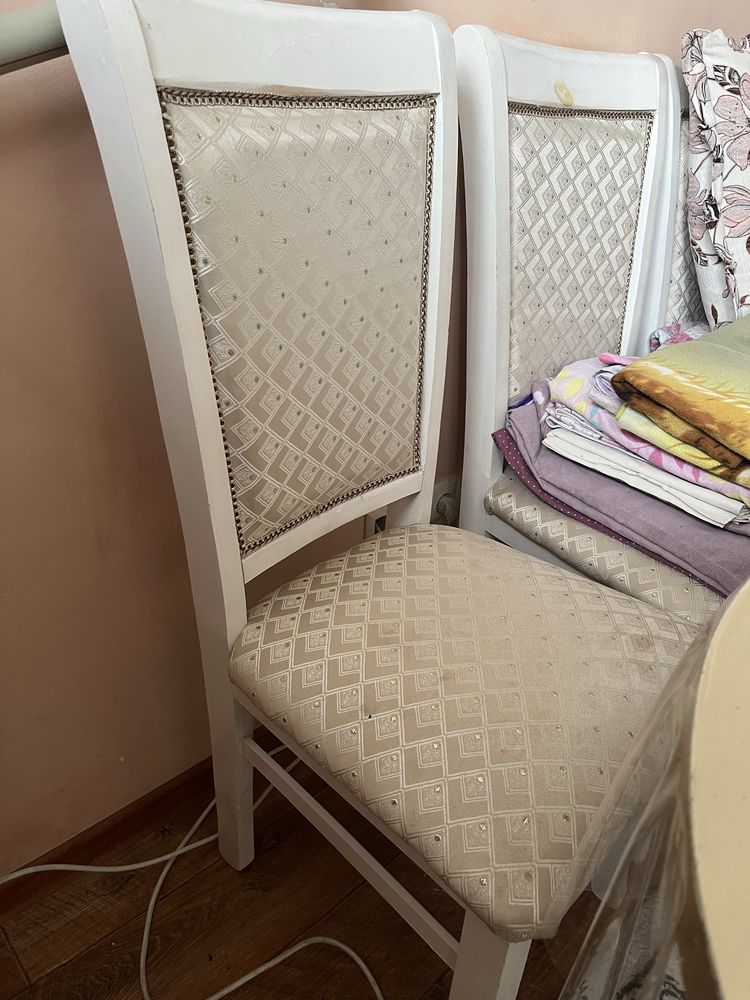 Срочно продается стол со стульями,и ковёр