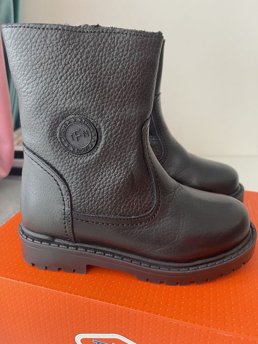 Продам новые кожанные сапожки