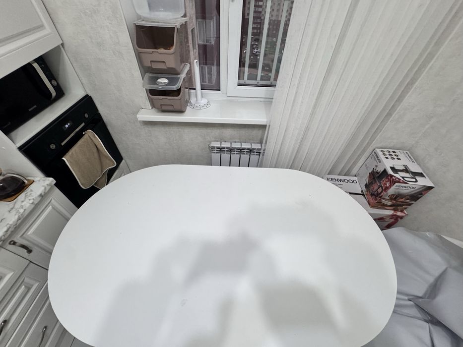 Кухонный стол в хорошем состоянии