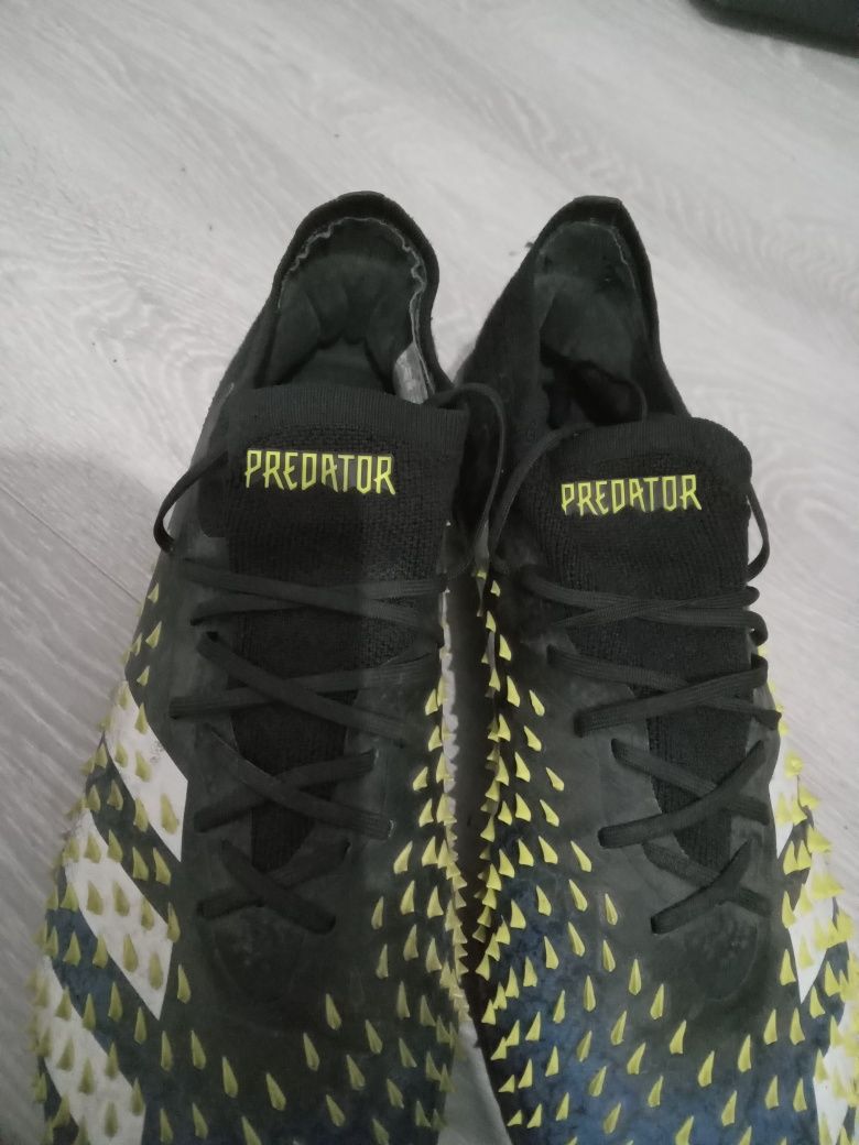 Vand ghiete de fotbal  predator cu crampoane