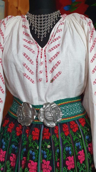 Costum popular (ie/camasa, valnic/fota/catrinta/opreg)