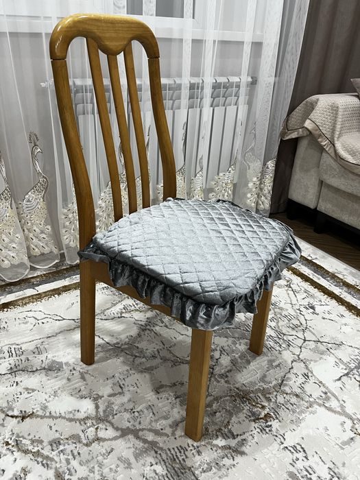 Продам стулья с накидками в количестве четыре штуки