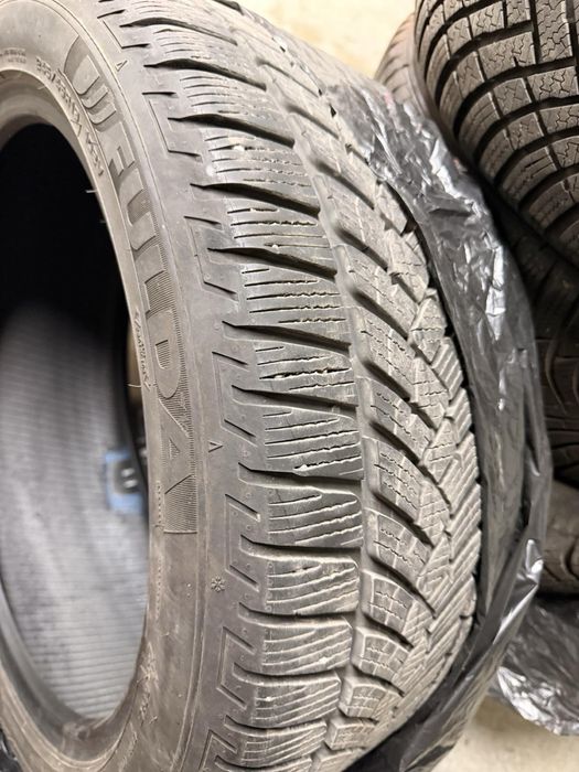 Зимни гуми 245/45/19