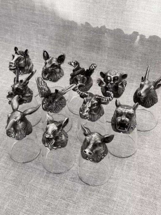 Подарочный набор рюмок
 “12 животных Восточного календаря”