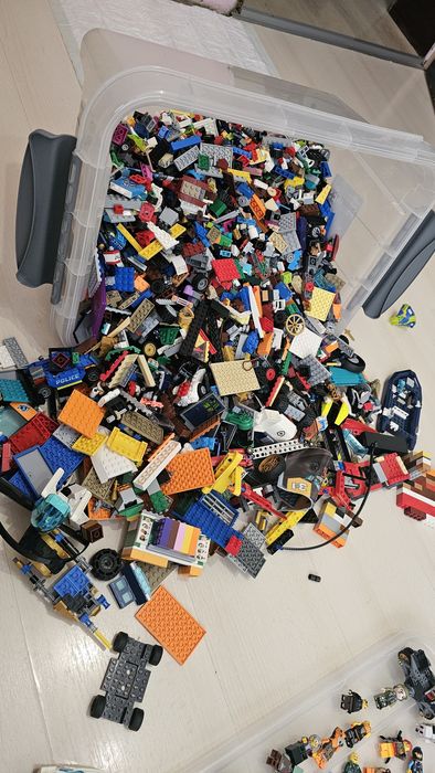 Продавам Lego фигурки и около 4кг лот/сет