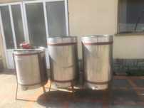 Vând centrifuga + butoaie miere din inox