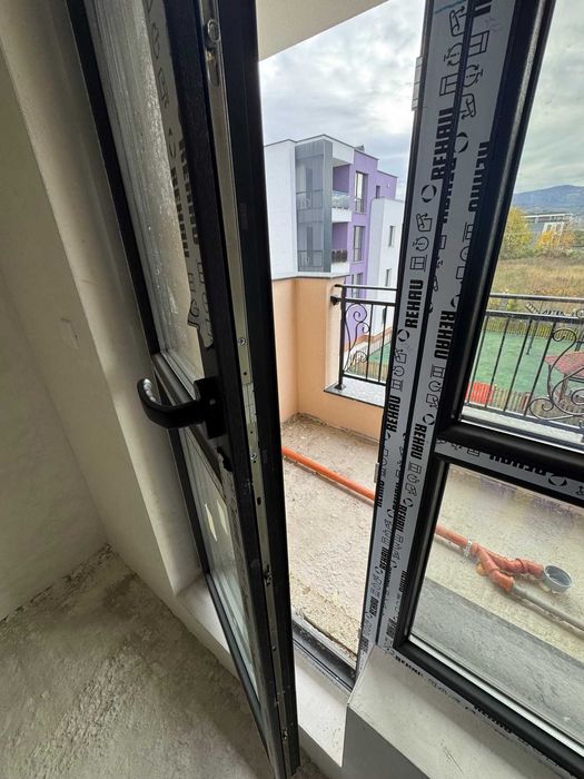 Двустаен апартамент кв.Остромила в цената партерен гараж