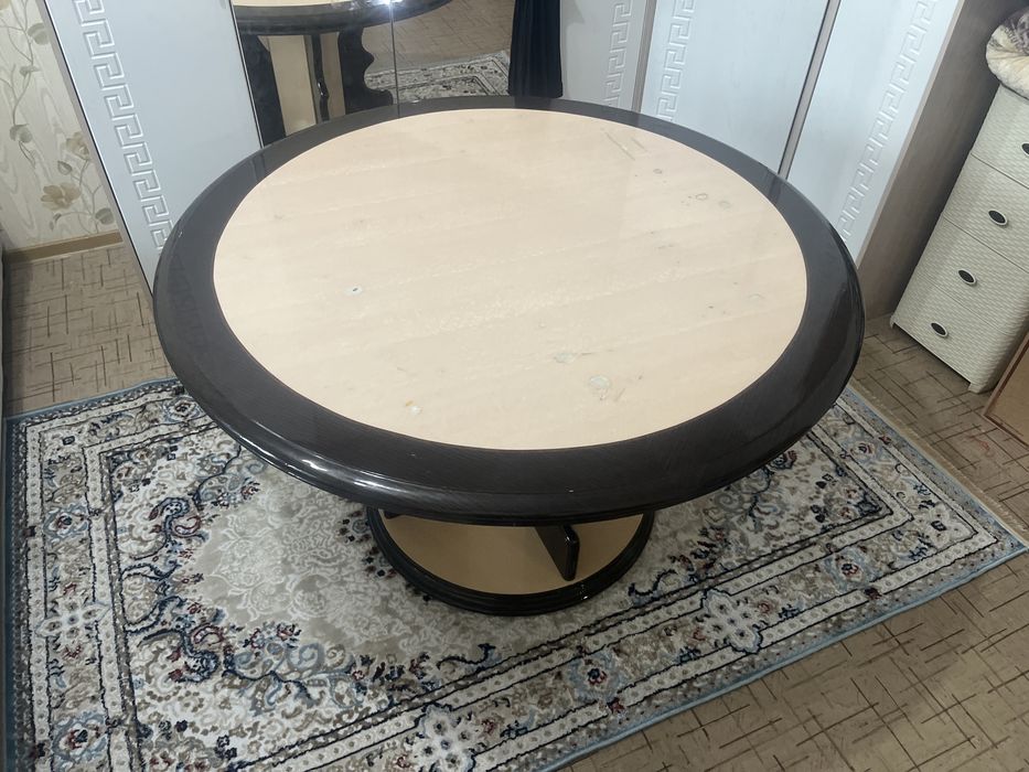 Продаю круглый кухонный. Стол