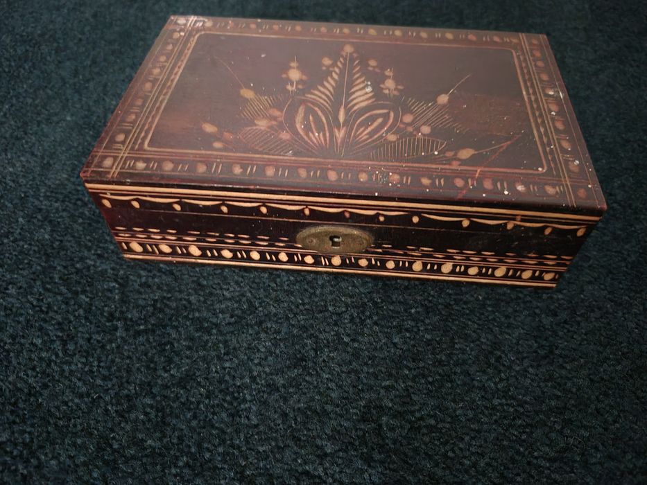 Vând Cutie depozitat bijuteri lemn Model artizanat scluptat de mesteri