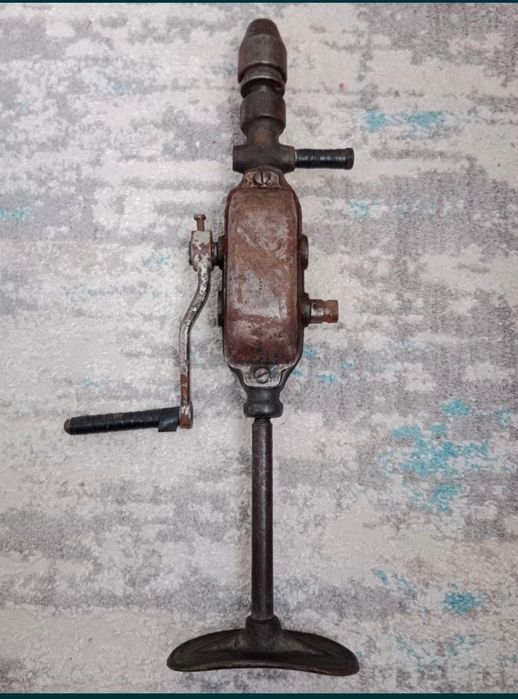 Ручная дрель и калаварот.