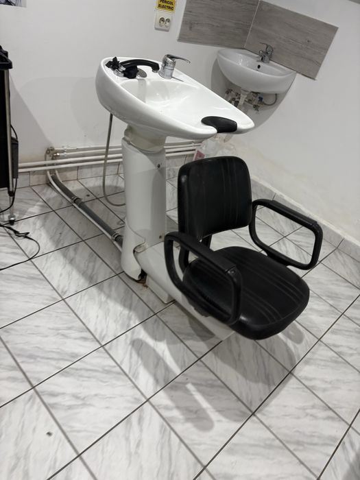 Vand canapea ,scaun coafor ,scafa ,si postul de lucru In stare buna