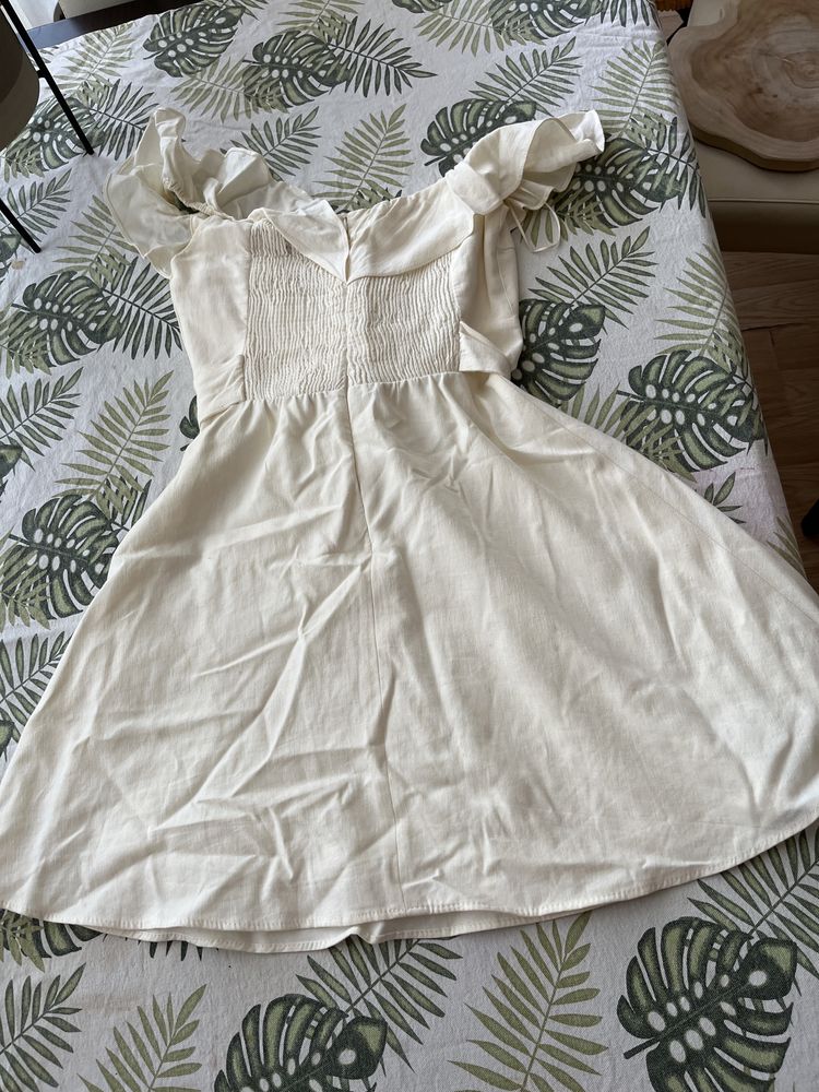 Бяла памучна рокля с отворени рамене Зара