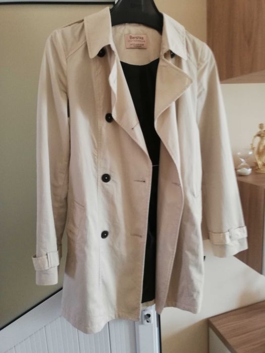 Светло бежово дамско манто Bershka