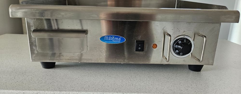 Grill electric Maxima cu suprafata neteda 55 cm