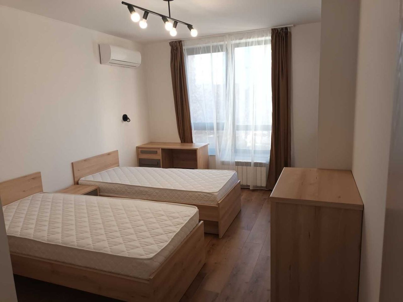 Дава се под наем Четиристаен апартамент в София, Изгрев - 120 кв.м за 1600 € - Снимка #2