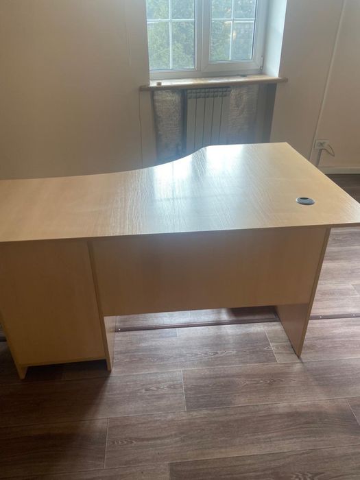 Офисный стол ЛДСП, длина ~140–150 см