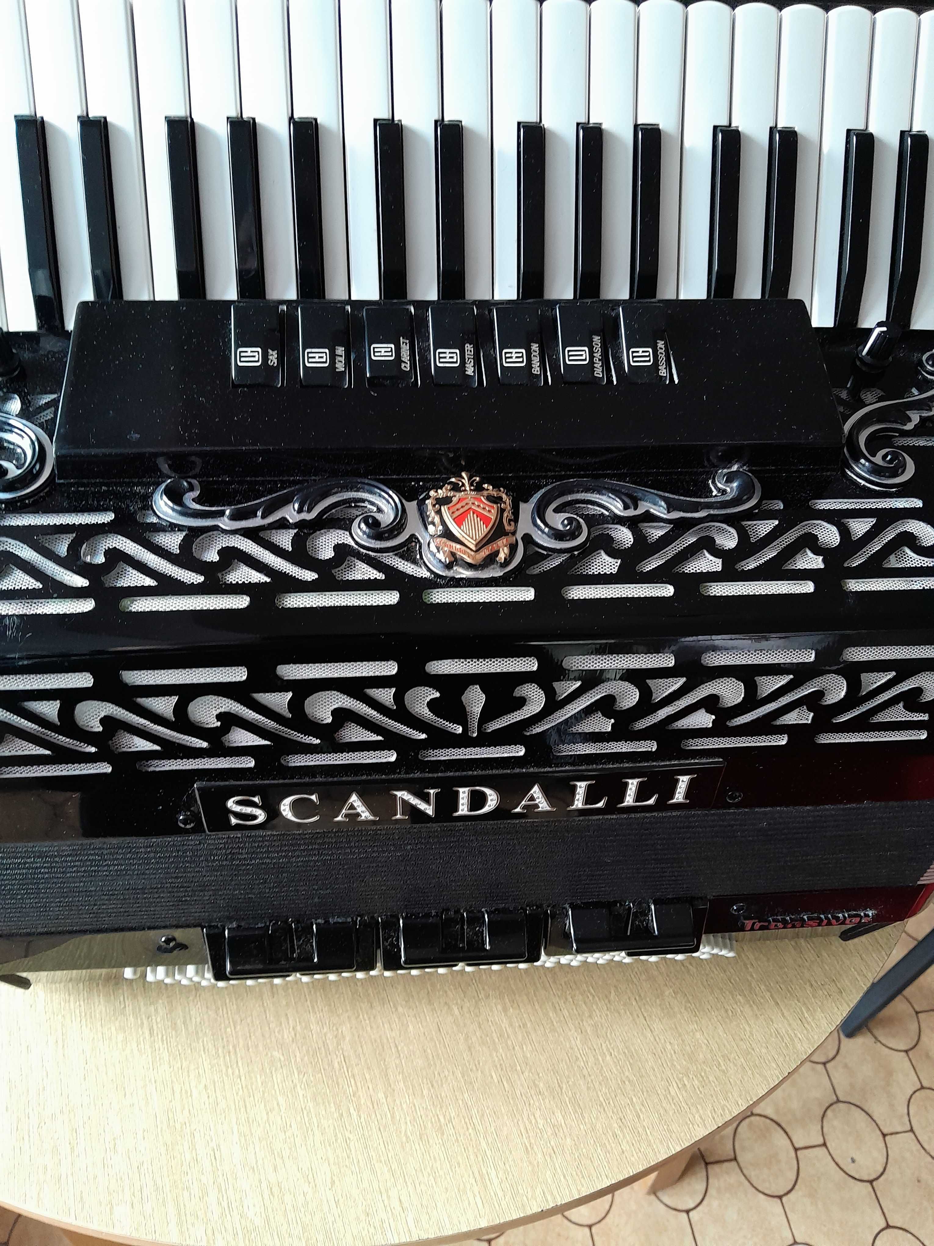 Продавам акордеон Scandalli 120 баса.