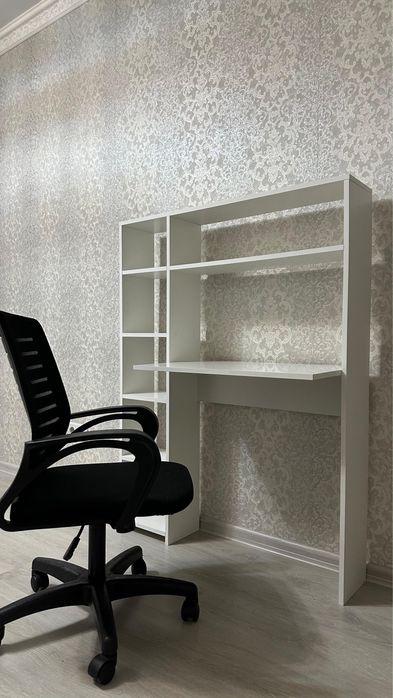 Компьютерный  стол и кресло