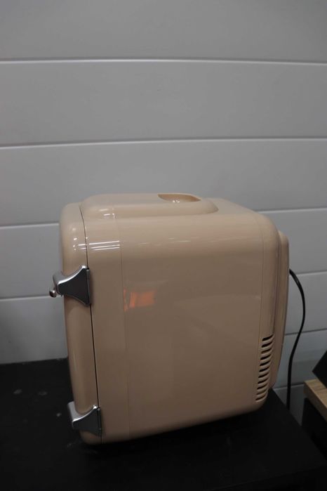 Мини хладилник Cecotec Bolero MiniCooling 4L, работа с 12V-220V