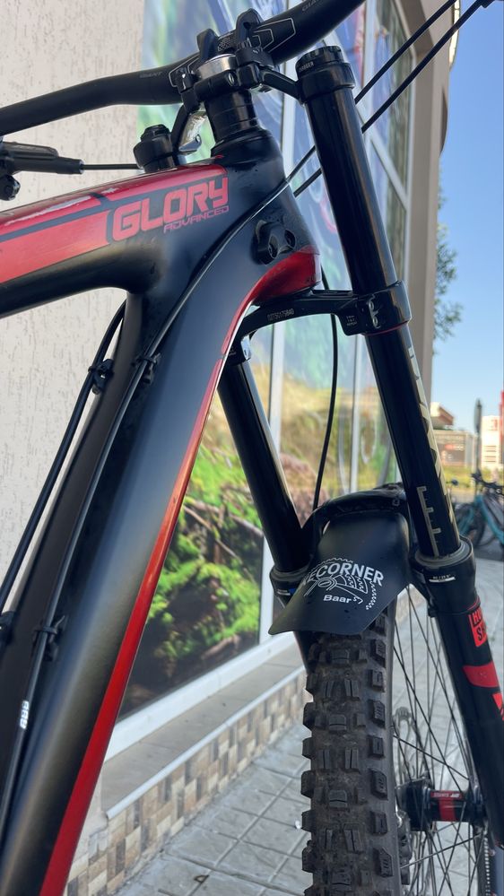 Giant Glory Advanced 1 – DH/27.5/CF/