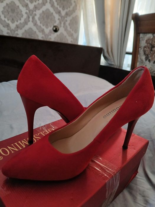 Красные туфли на каблуке