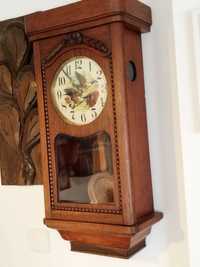 Стар механичен стенен часовник