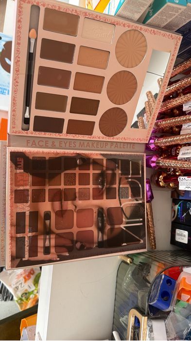 Набор теней новые, в наличий 2 шт