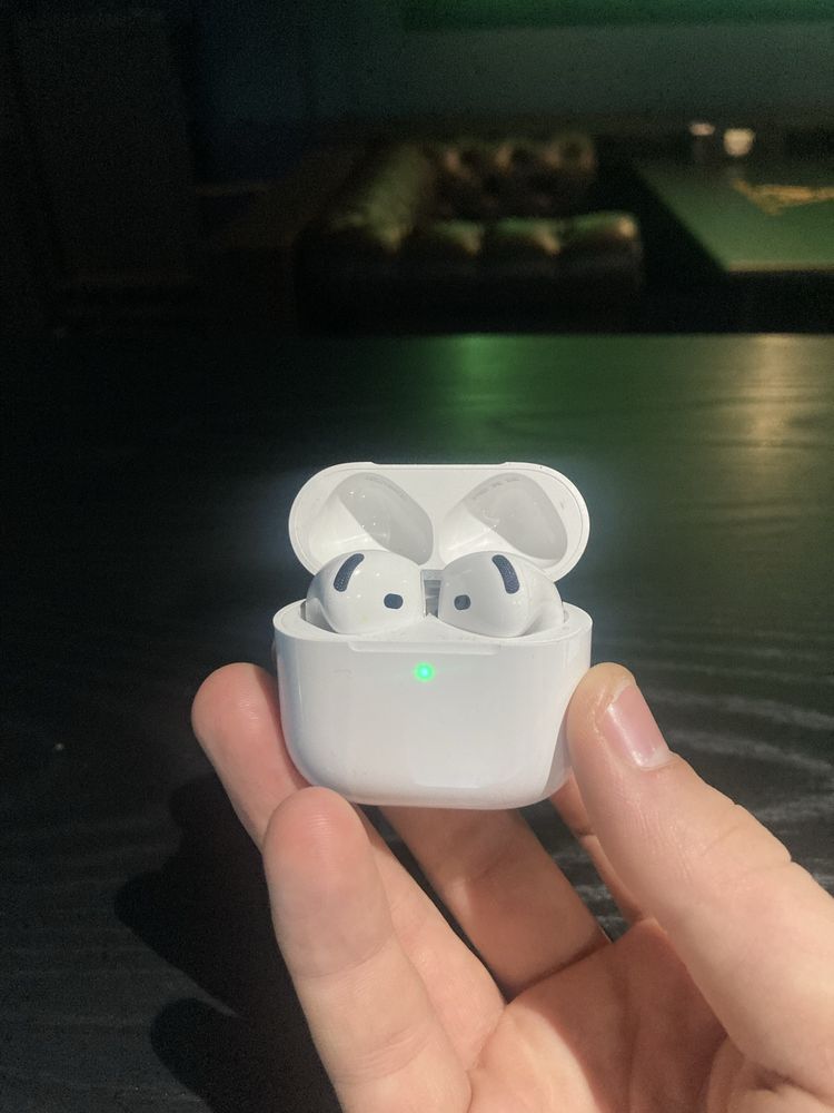 AirPods 4 продаю наушники