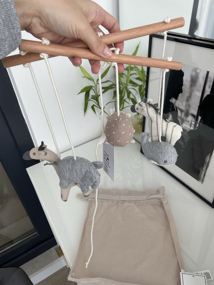 Carusel H&M cu animalute