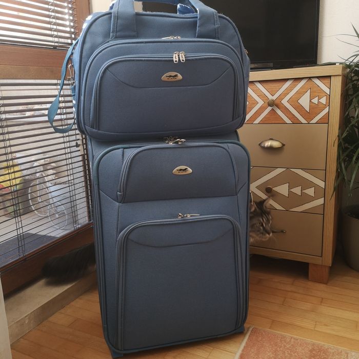 Комплект куфар с пътна чанта