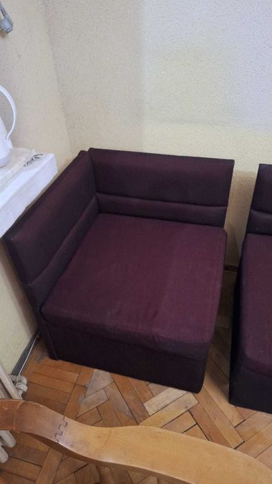 Set mobilier grena format din fotolii, colţar, tabureţi şi cinci perne
